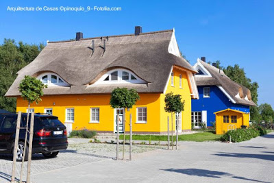 Cabañas pintorescas con techos de paja