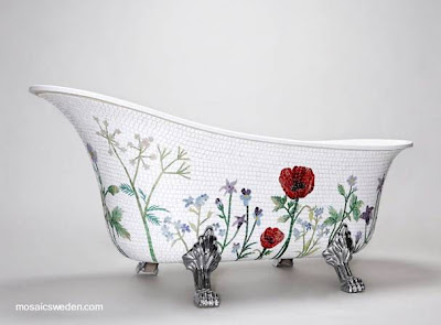 Bañera con mosaico de pequeños azulejos y motivo floral