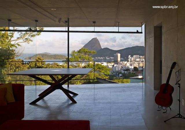 Arriba la casa es abierta, luminosa, aireada, y tiene vistas panorámicas Casa de estilo Contemporáneo en Río de Janeiro