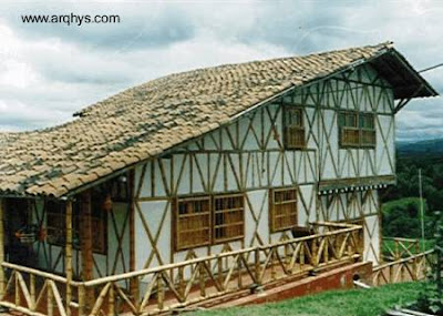 Casa de dos plantas hecha de bambú