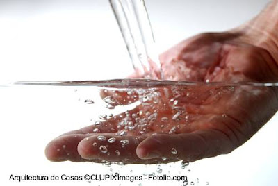 Imagen que apela a la valoración de los recursos naturales Ilustración de una mano en agua