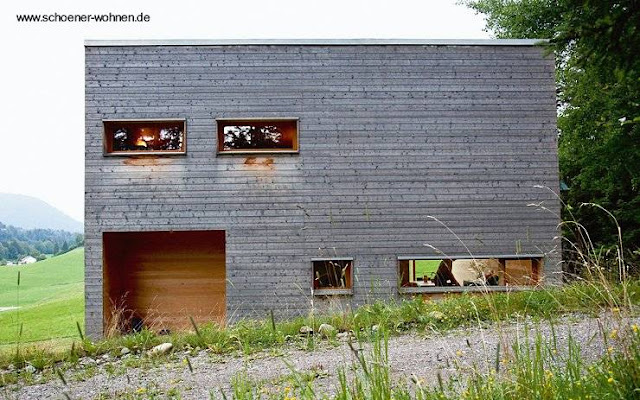 La casa vista desde la calle Frente de la casa vista desde la calle de montaña