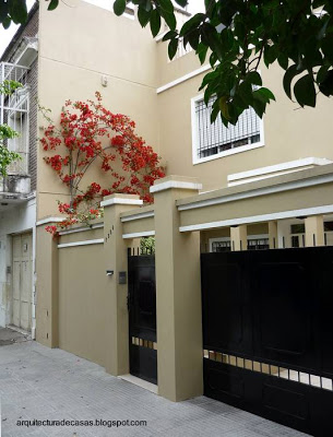 Frente renovado de una casa de barrio