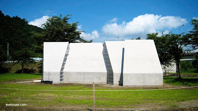 Volumen de aspecto icónico con cortes y desplazamientos Casa moderna japonesa