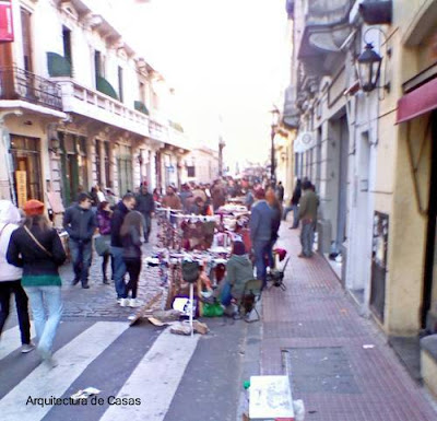 Puestos de feriantes en San Telmo, Ciudad de Buenos Aires Oferta de artesanías y antigüedades en sector histórico de Buenos Aires
