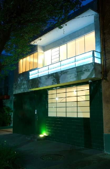 Vista nocturna del frente de la Casa Luis Barragán