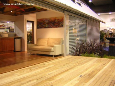 Deck de cabaña ecológica Paneles vidriados y deck