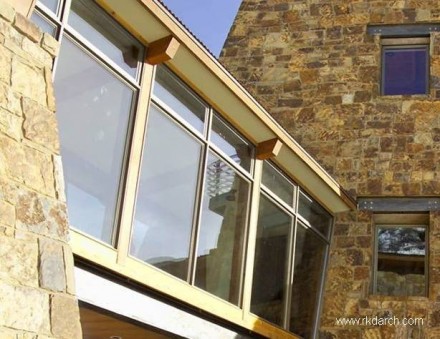 Casa de piedra en la montaña-piedra Casa de piedra ventanas