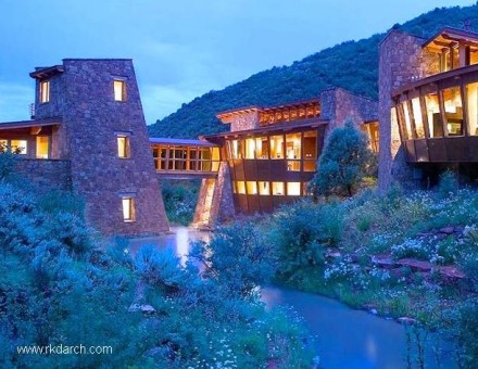 Casa entre montañas y un río Casa de piedra en la montaña junto al río