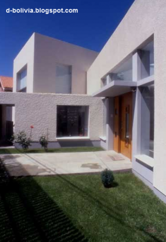 Sector de la residencia donde se ve la puerta principal de entrada Detalle de arquitectura de residencia contemporánea en La Paz