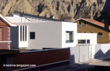 Fachada principal a la calle Casa moderna boliviana en la ciudad de La Paz