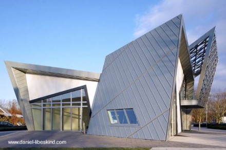 Vista de otro perfil de la curiosa residencia de diseño avanzado Casa prefabricada futurista