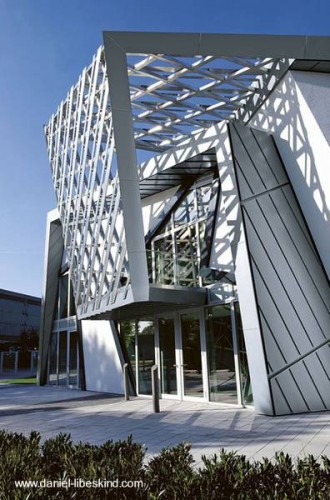 Curioso detalle arquitectónico correspondiente a un balcón cerrado Estructura sobre fachada en casa prefabricada norteamericana