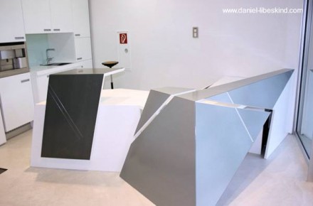 Extraña cocina de lineas posmodernas Diseño interior de la casa prefabricada vanguardista de Libeskind