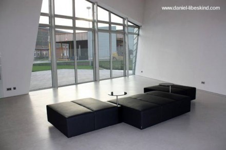 Amplia sala de estar vista desde el interior y gran ventana de piso a techo Interior de la casa prefabricada vanguardista