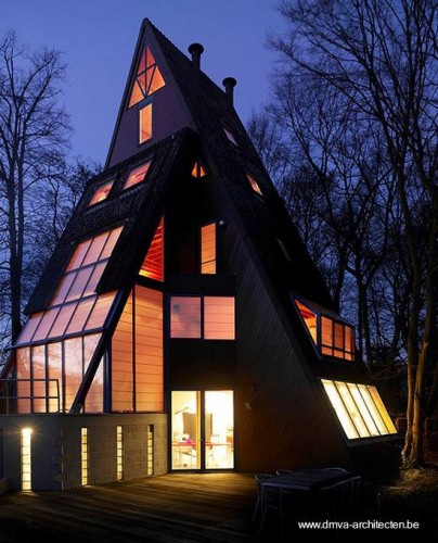 piramide-posmoderna-noche Perspectiva nocturna de la casa