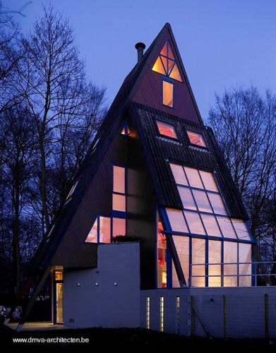 piramide-posmoderna-noche-perspectiva Casa chalet posmoderno noche