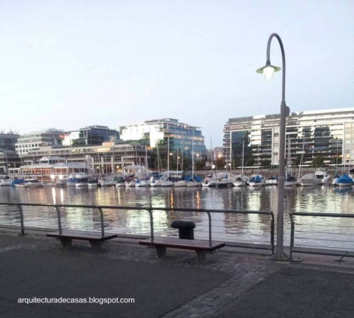 Borde urbano sobre costa de río Costa urbana