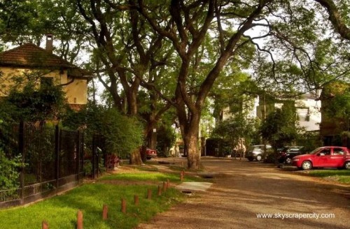 Calle de tierra y casas residenciales Una ciudad jardín de los años 40 en América del Sur