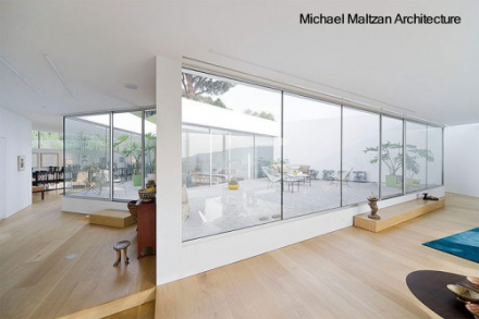 Espacios fluidos y ángulos acusados en los extremos de las paredes interiores Casa contemporánea californiana de diseño original