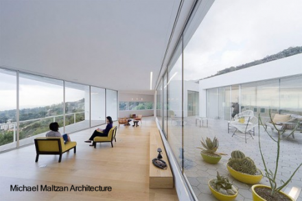 Doble abertura vidriada en un ambiente orientado al exterior Sala de estar de original residencia en California