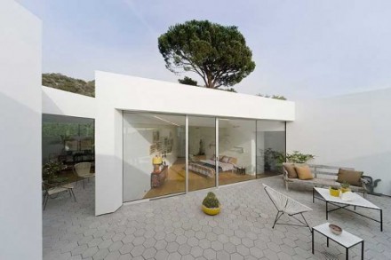 Espacio privado abierto por el techo inunda de luz la residencia Patio interno en una casa californiana contemporánea