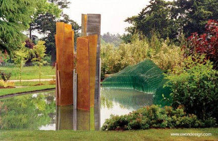 Piezas decorativas de vidrio en una fuente de jardín Decoración de jardín con piezas de vidrio