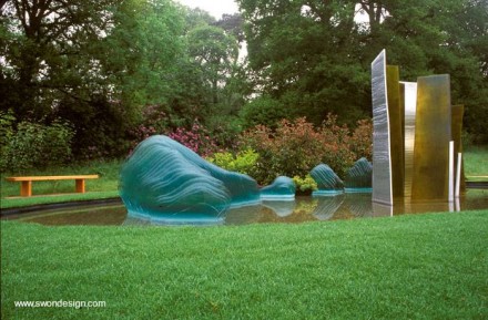 Decoración original de un jardin moderno con formas de vidrio Decoración de jardín con vidrio artesanal