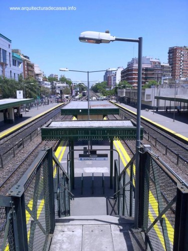 Estación de ferrocarril en una ciudad que vincula con villas Estación de ferrocarril