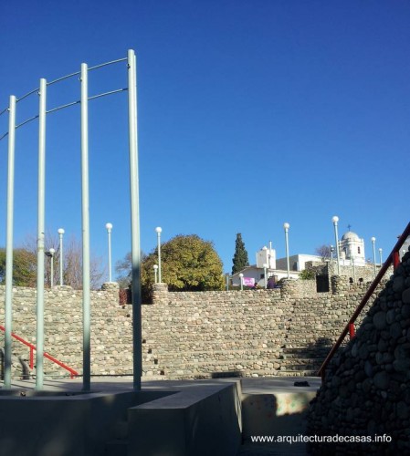 Plaza de piedra en urbanización de baja densidad plaza-de-piedra-en-una-villa-serrana