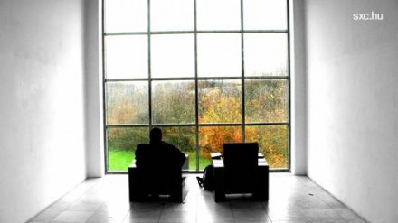 Amplia abertura de un apartamento diseñado como un solo espacio Interior y ventana de un loft