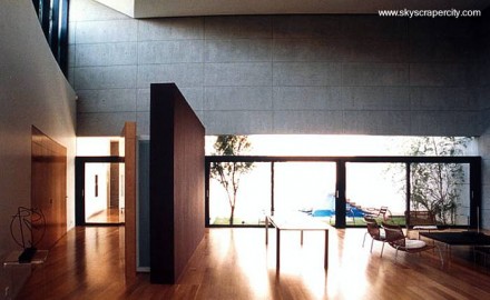 Vista hacia fondo de la residencia Interior de la casa y vista del fondo