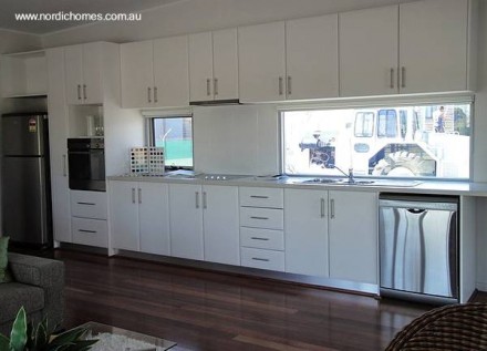 Cuarto para preparar los alimentos sector interior de vivienda compacta contemporánea Interior de una casa prefabricada