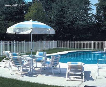 Valla para seguridad en la pileta de natación exterior