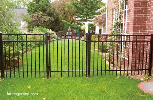 Valla metálica en exteriores