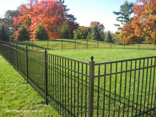 Cerca de metal en el jardín