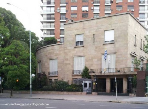 Casa residencial Moderna de gran tamaño en Buenos Aires, hoy es embajada Residencia de estilo Moderno