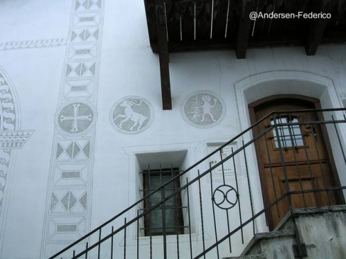 Fachada con símbolos y heráldica pintada a mano - Fotos de Andersen-Federico publicadas en Flickr Finas decoraciones simbólicas en fachada de casa suiza