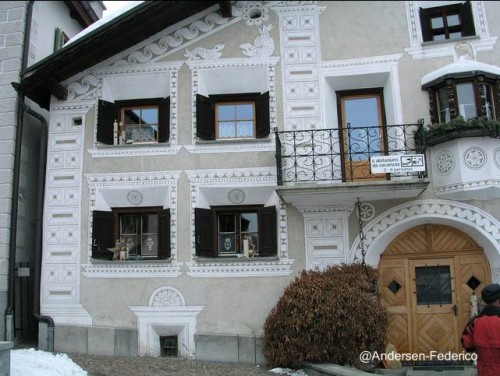 Decoración con pintura a mano en el frente de una casa suiza - Fotos de Andersen-Federico publicadas en Flickr Fachada de casa suiza pintada a mano, decoración fina y simbólica