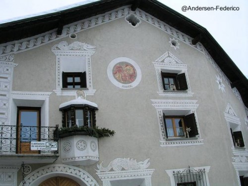 Frente de una vieja casa suiza con intervención artística - Fotos de Andersen-Federico publicadas en Flickr Fachada con decoraciones artísticas pintadas a mano