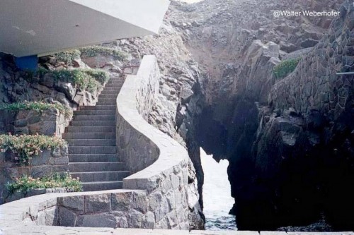 Escalera exterior de piedra rústica sobre el lado derecho de la casa Detalle de arquitectura, escalera de piedra