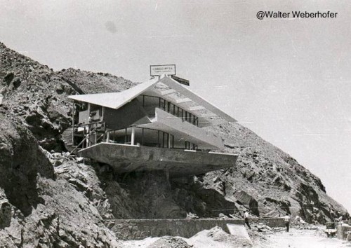 Construcción en los años 50 de casa de playa de diseño moderno frente al mar Casa de playa moderna