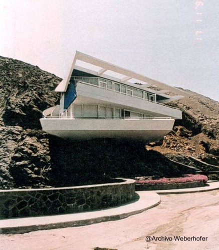 La casa se ve pintada a dos colores desde la calle al frente Casa pintada de blanco con algunos paneles en azul intenso, foto de varios años atrás