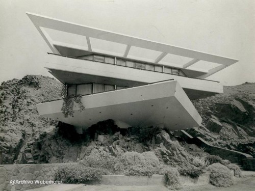 Residencia frente al mar de formas geométricas - Foto en B & N de la inauguración - Arquitecto Walter Weberhofer Casa moderna de mediados de siglo en Perú imagen del Archivo Weberhofer