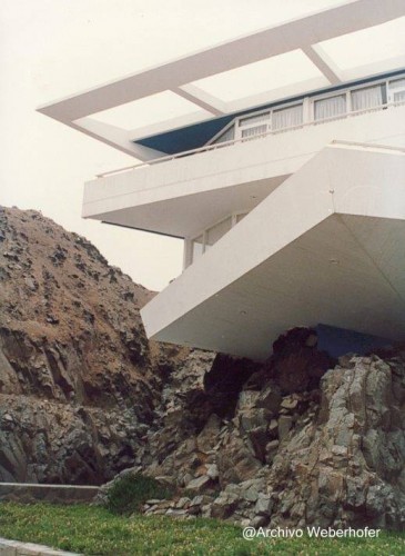 Detalle del sector izquierdo de la casa vista desde la calle Sector izquierdo de la residencia peruana en Santa María del Mar, Lima