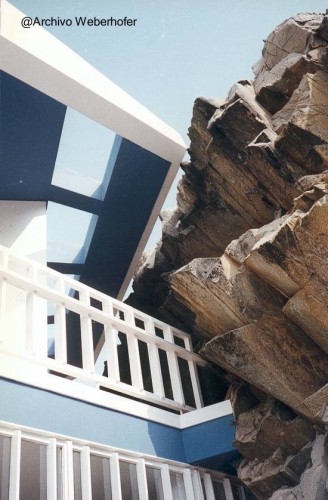 Integración de la obra arquitectónica en un terreno hostil de piedra Detalle de la casa y una pared de piedra del terreno
