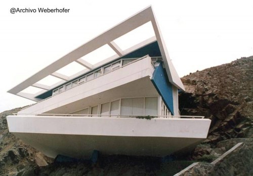 Imagen a color de la casa frente al mar vista desde la calle a la derecha Foto a color del lado derecho de la casa peruana