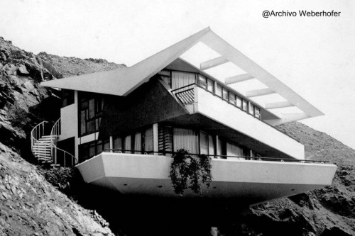 La terraza inferior se ve desplazada con respecto a la posición de la casa por encima Imagen en B & N desde el lado izquierdo