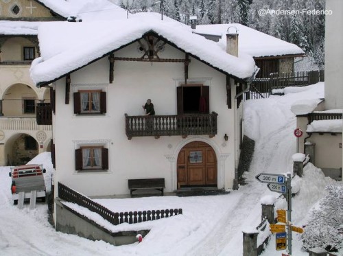 Frente de un típico chalet en un pueblo de Suiza Fachada de un chalet en un pueblo de Suiza