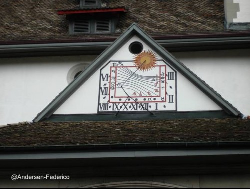 Imagen de un cuadrante de reloj solar pintada a mano Reloj solar pintado a mano al frente de una casa - Fotos de Andersen-Federico publicadas en Flickr